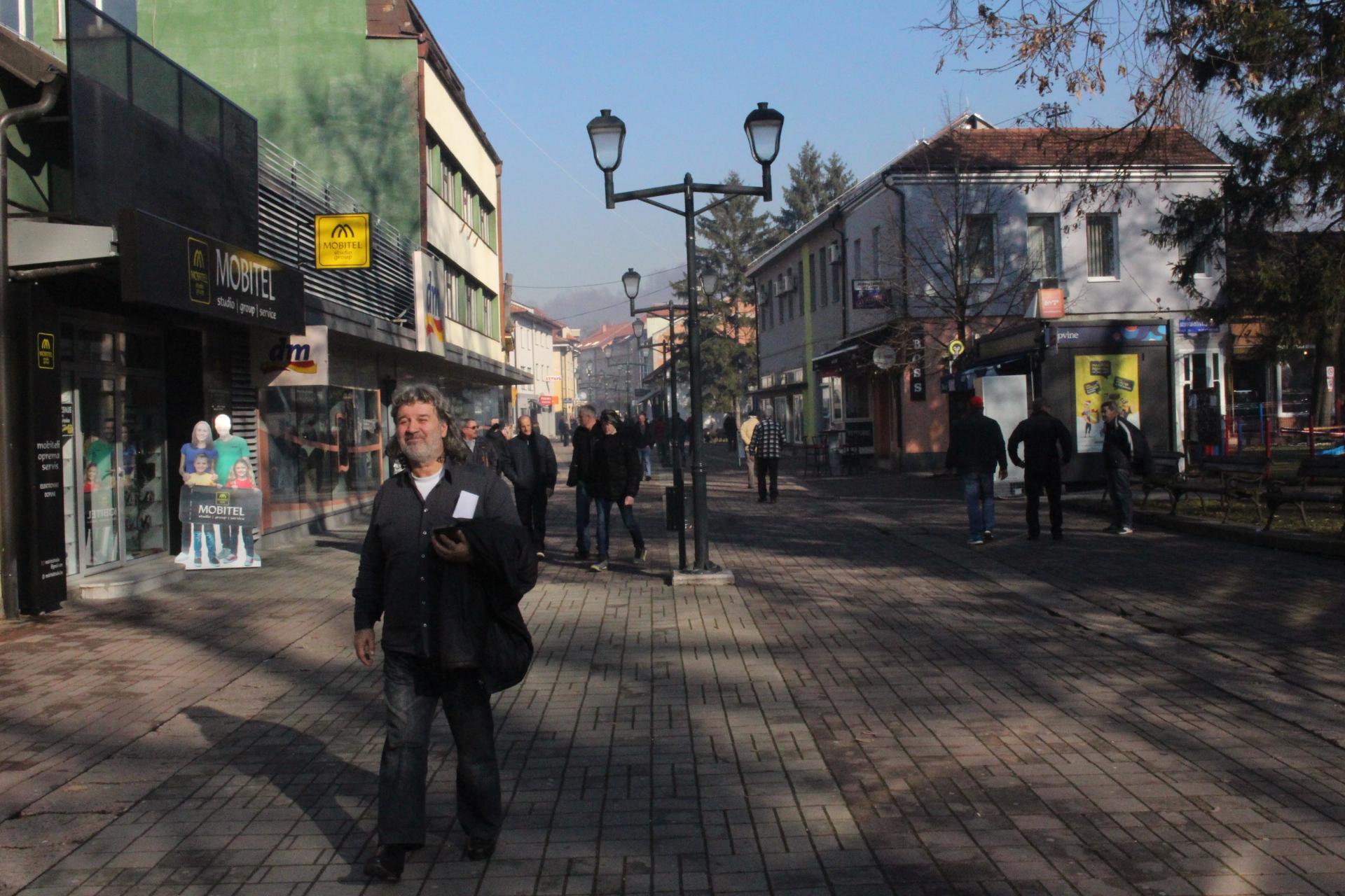 Šetnja u džemperima na februarskom suncu - Avaz