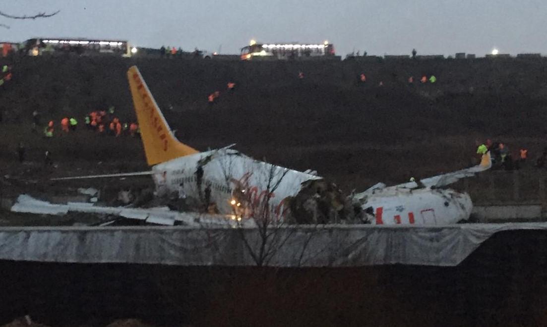 Nesreća u Istanbulu: Avion prilikom slijetanja izletio s piste i raspao se