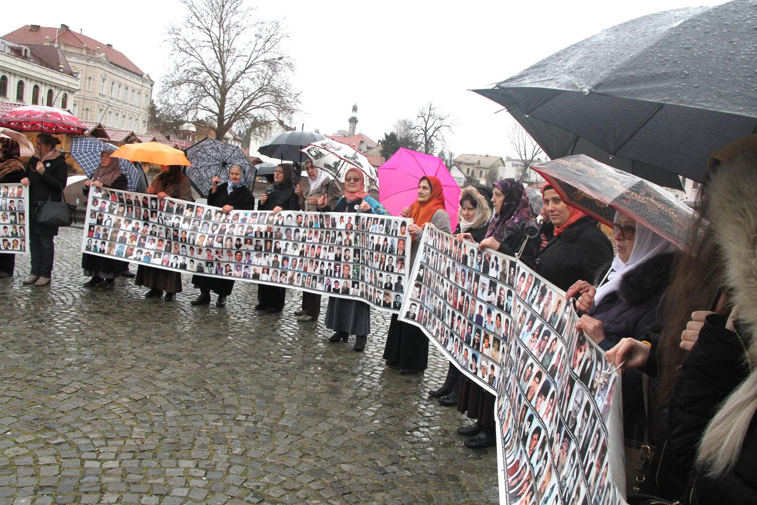 Mirni mimohod žena Srebrenice u Tuzli - Avaz