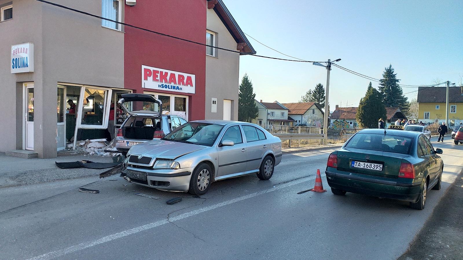 Haos u Tuzli: Automobilom se zabio u izlog pekare