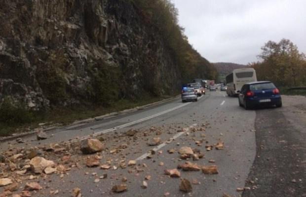 Zbog većeg odrona obustavljen je saobraćaj na magistralnom putu Jajce-Crna Rijeka - Avaz