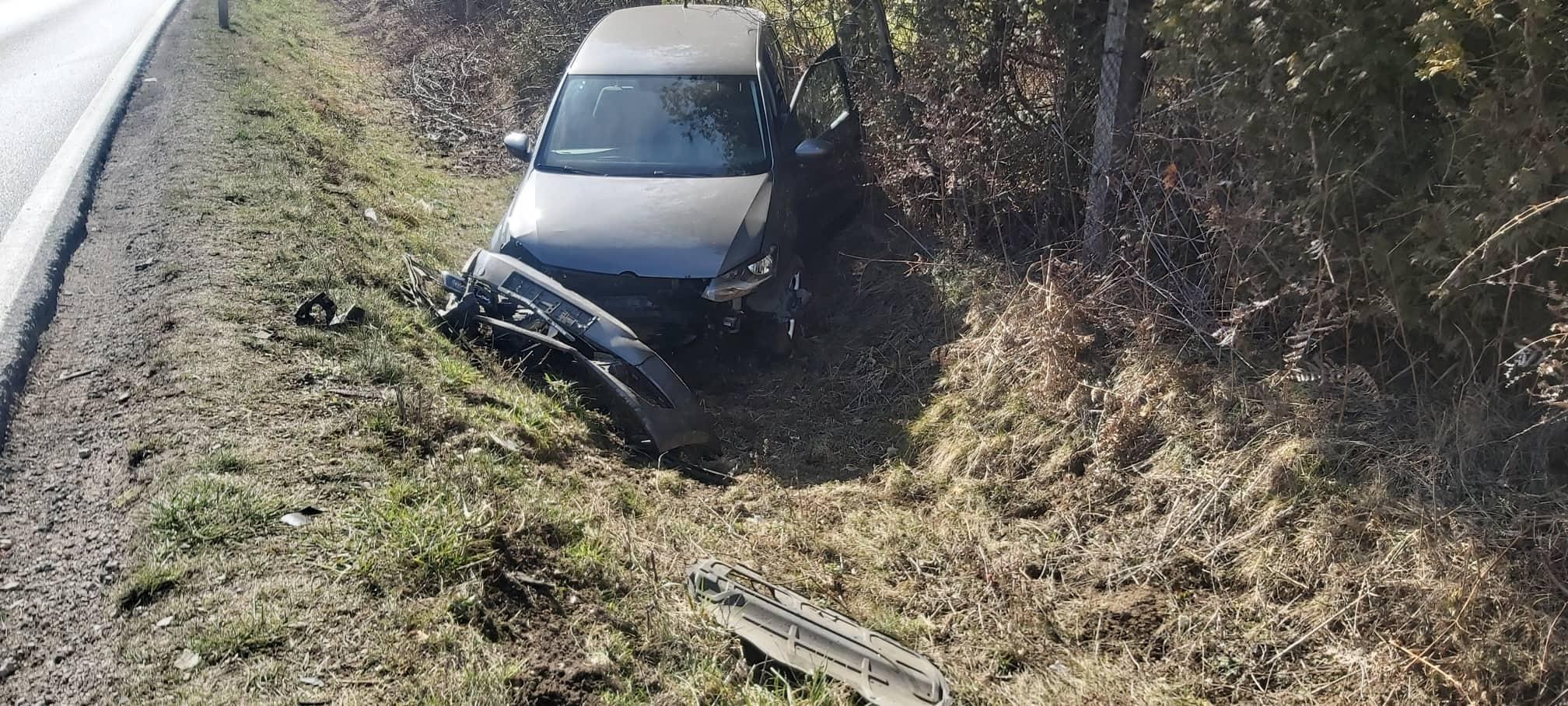 Automobil u jarku pored ceste - Avaz