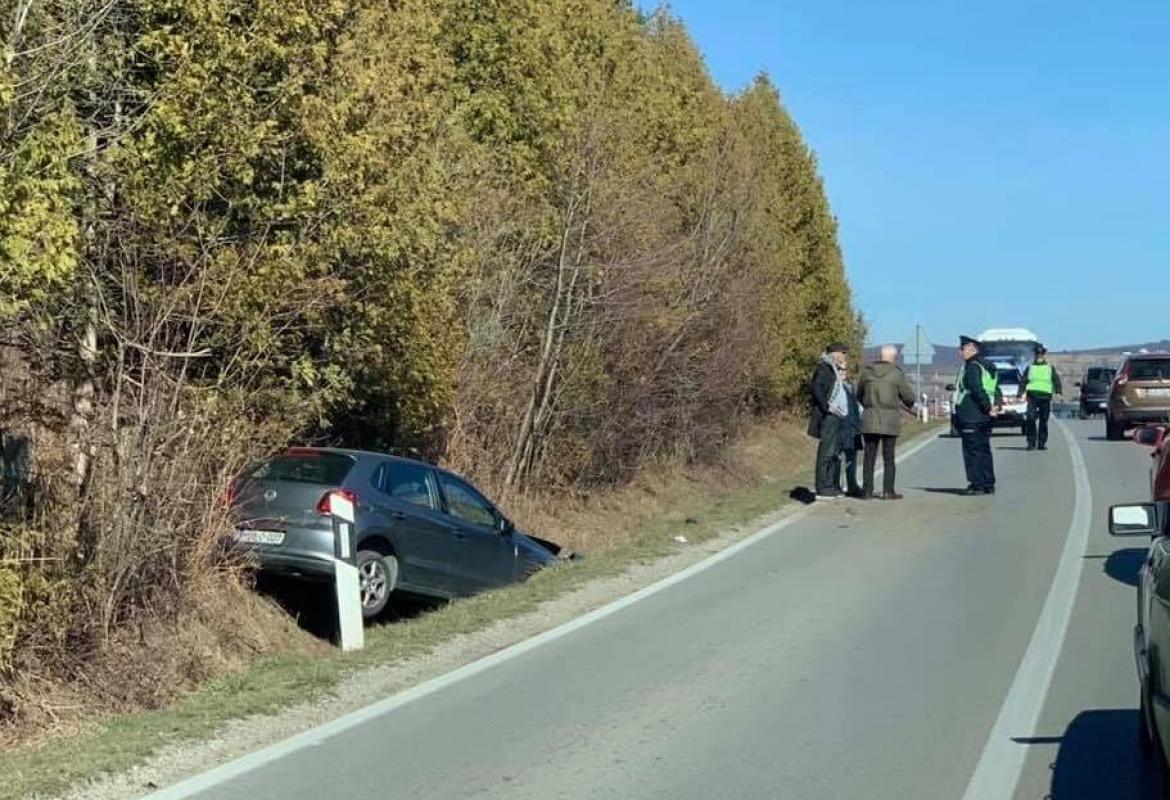 Vozilo završilo u jarku, jedna osoba teže povrijeđena