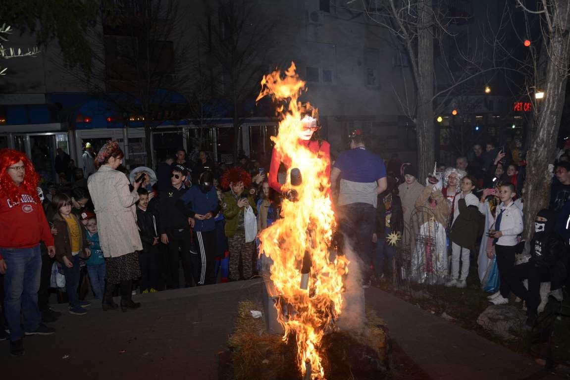 Maškare u mostarskom naselju Centar 2 - Avaz