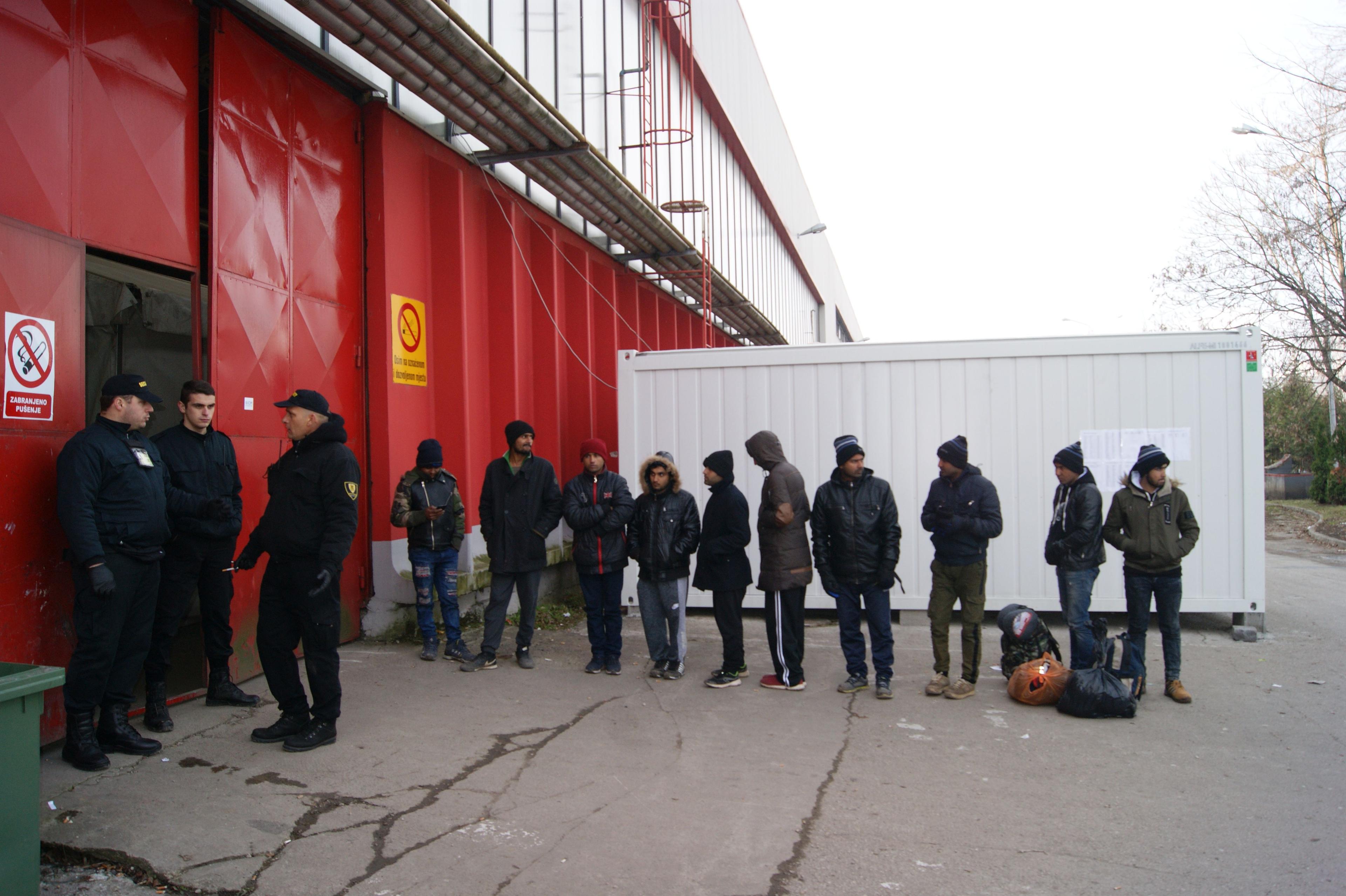 Incident u Bihaću: Grupa migranata pokušala nasilno ući u kamp Bira