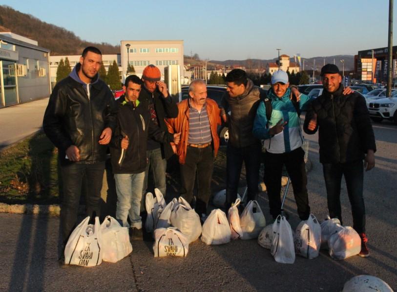 Humani gest u Gračanici: Kupio odjeću, obuću i hranu migrantima