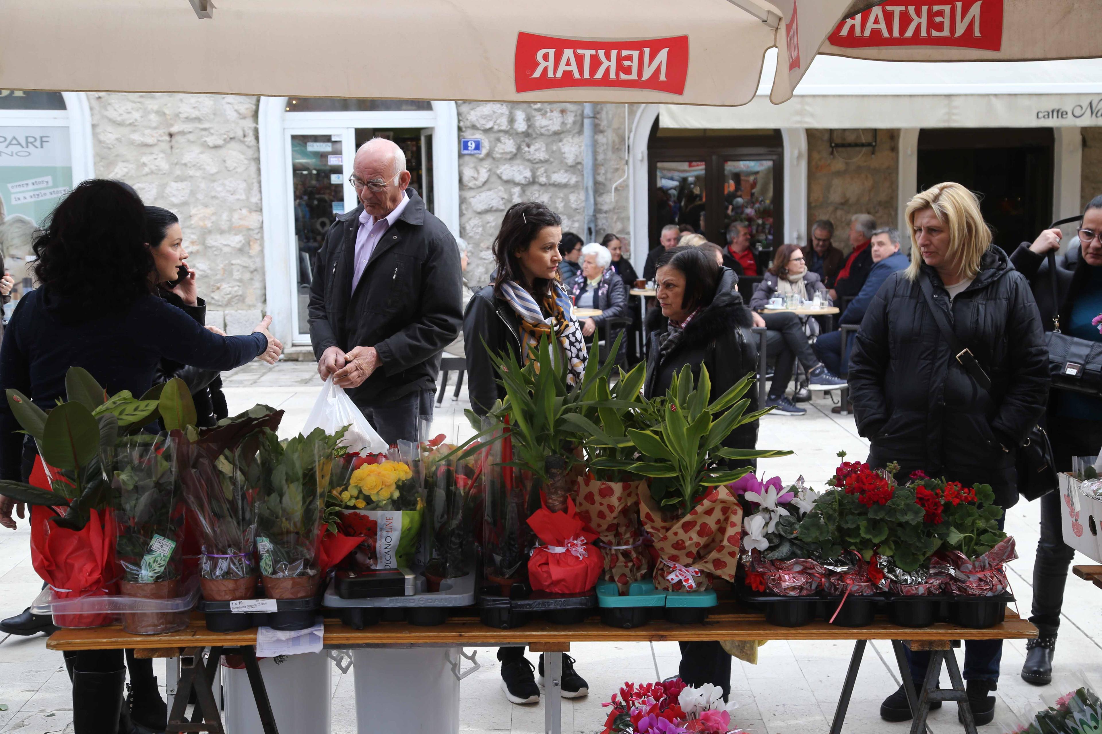 Širok izbor na trebinjskoj pijaci - Avaz