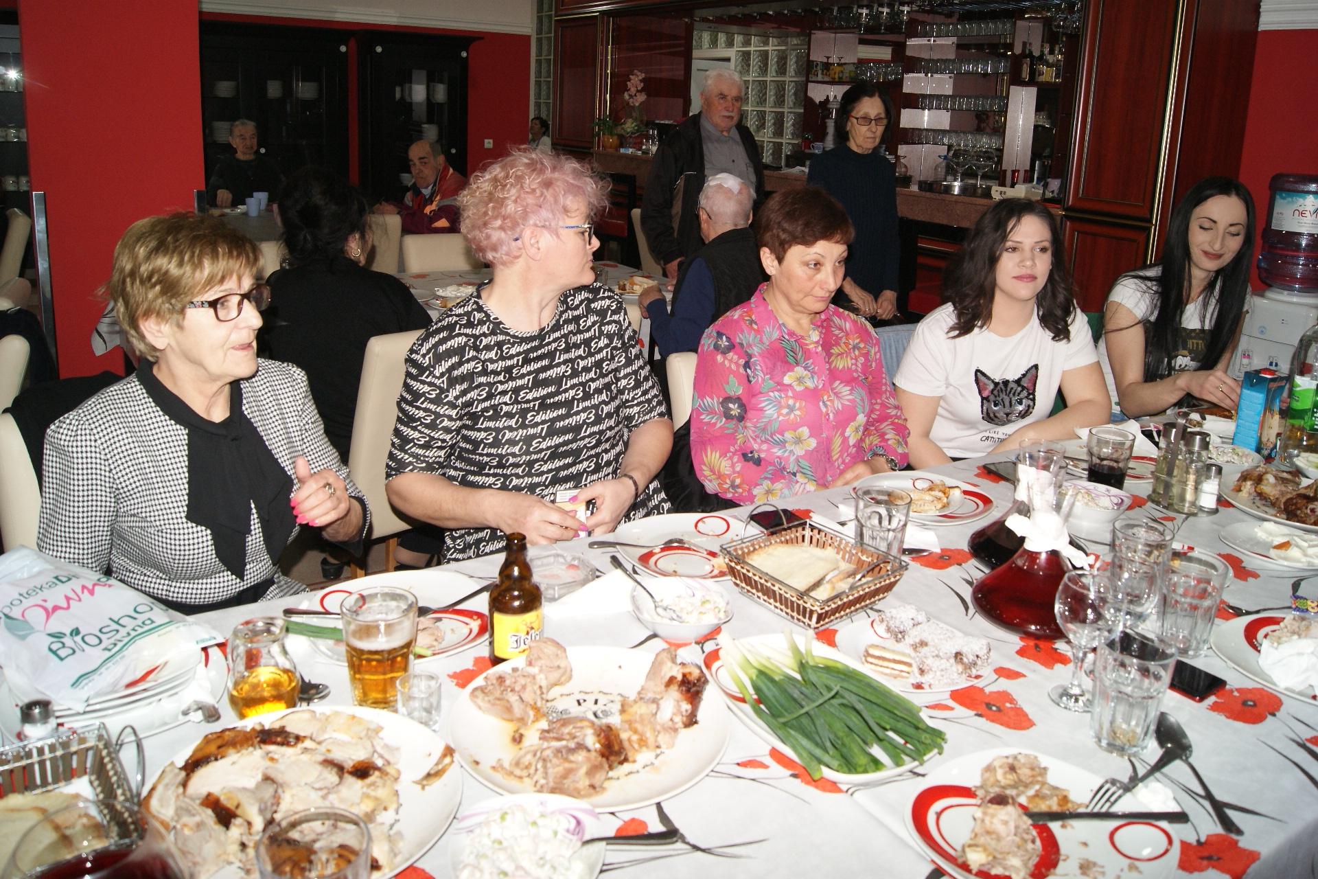 Žene uživaju u prazniku - Avaz