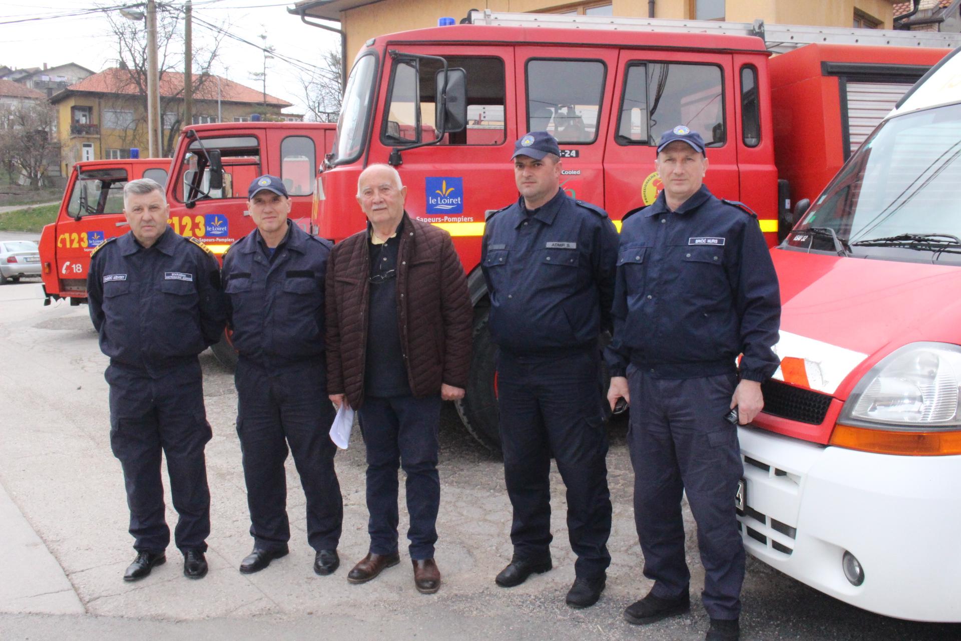 Čolić s vatrogascima: Donirao opremu i vozila - Avaz