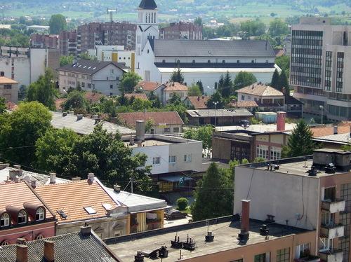 Odgađaju se maturske večeri, zatvaraju se objekti, a u apotekama gužve