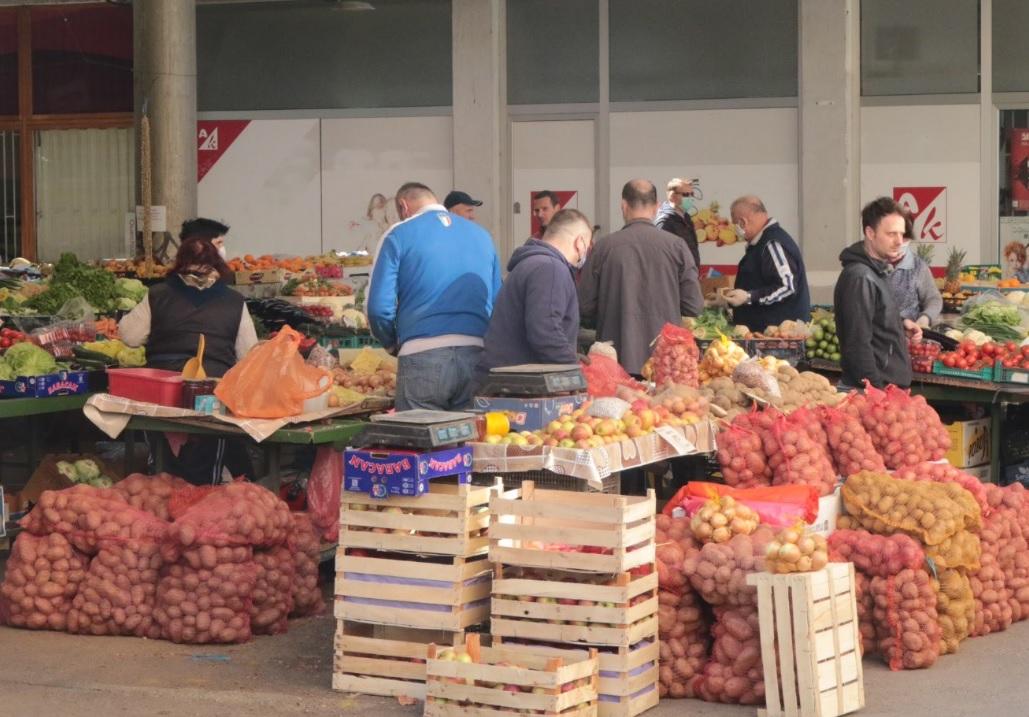 Ovako je danas bilo u Sarajevu: Puste ulice, redovi ispred marketa, na pijaci nekoliko kupaca