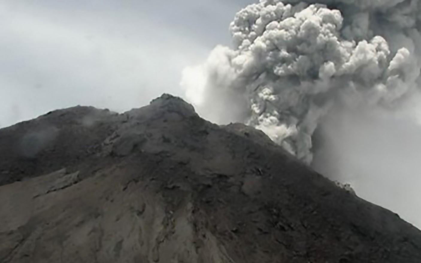 Eruptirao vulkan Merapi, izbacio pepeo 5.000 metara u visinu