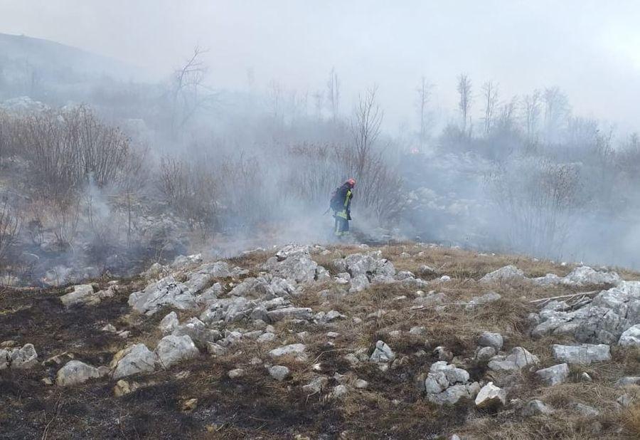 Požar na Ivoviku prijetio i vjetrenjačama