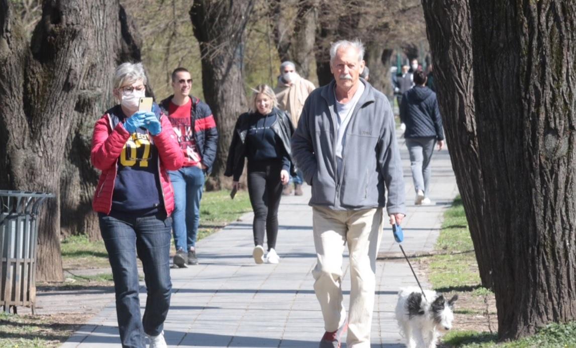 I stariji izašli u šetnju - Avaz