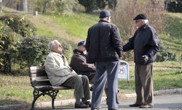 Odobriti kretanje osobama mlađim od 18 godina i osobama starijim od 65 godina u određenom vremenskom periodu - Avaz