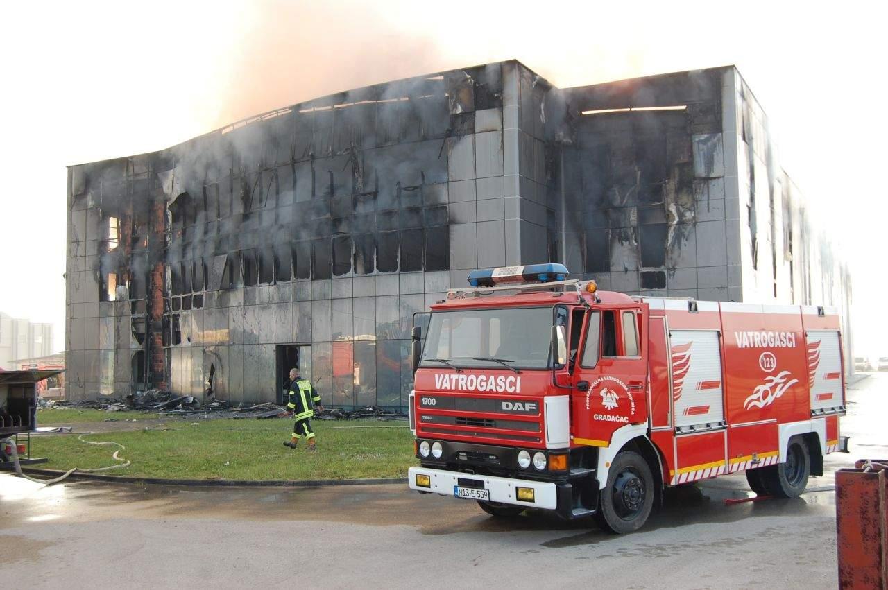 Požar još nije ugašen - Avaz