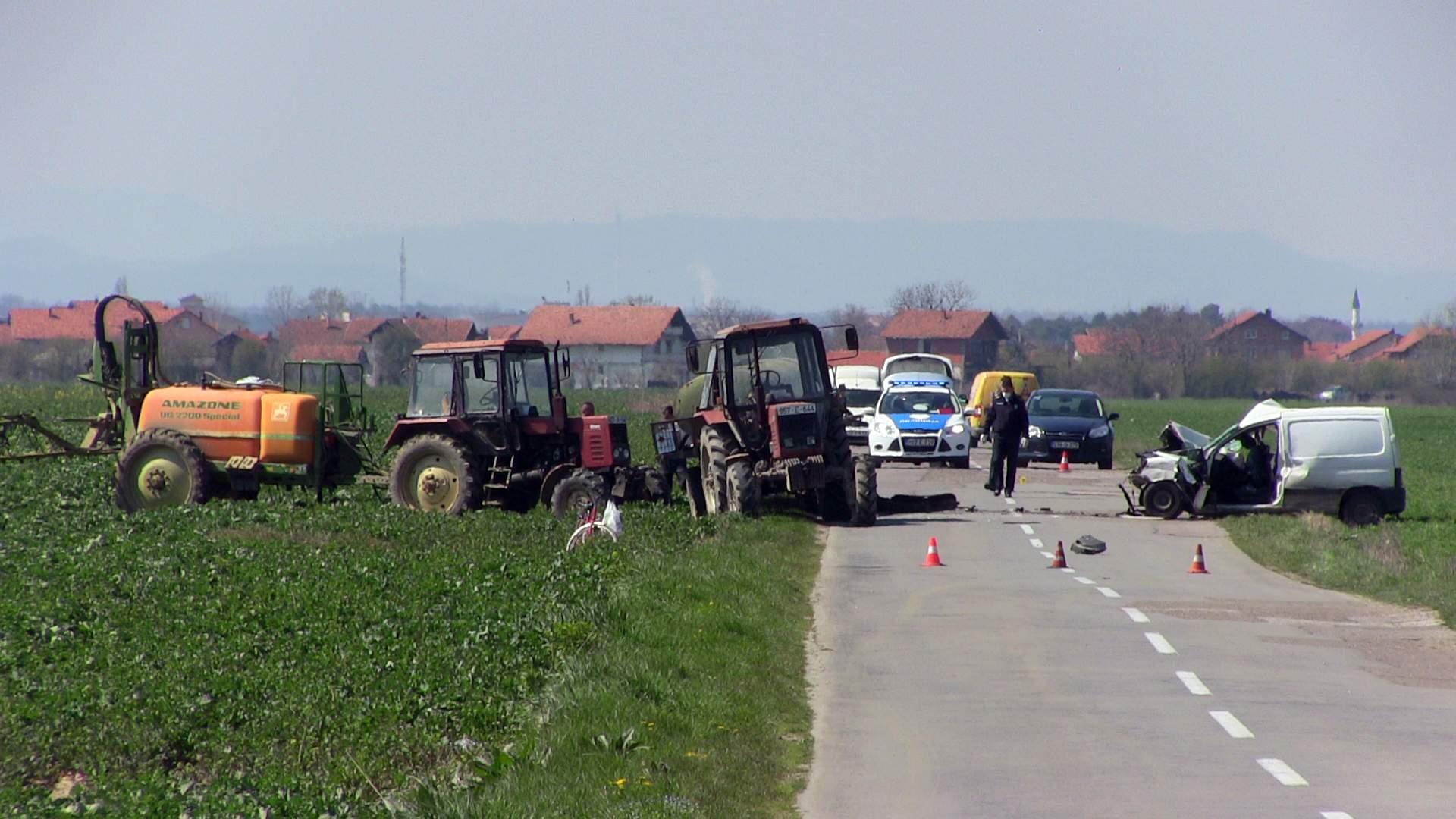 Sudar traktora i automobila, ima povrijeđenih