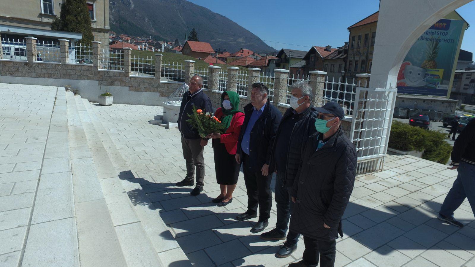 Položeno cvijeće na Centranom šehidskom mezarju - Avaz