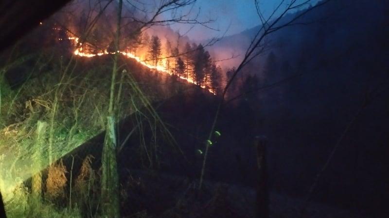 Požar se približio kućama u selu Delići: Mještani traktorima odvoze stvari