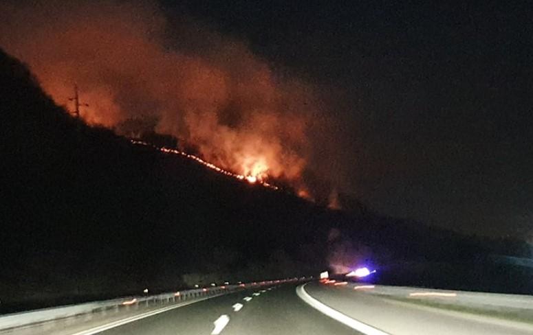 Požari na sve strane: Gori u blizini Kaknja