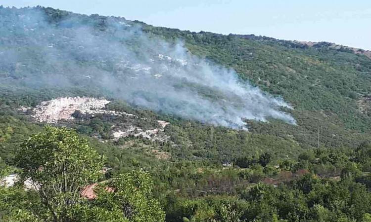 Nemoguće je dopremiti vozila i ljudstvo za gašenje - Avaz