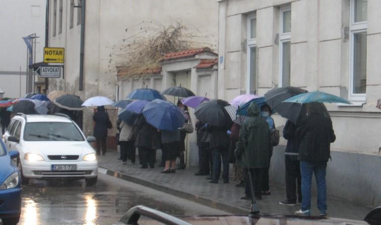 Penzioneri već od sedam sati u redovima ispred banaka