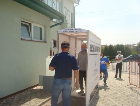 Ispred karantina u Cazinu postavljen dezinfekcioni tunel