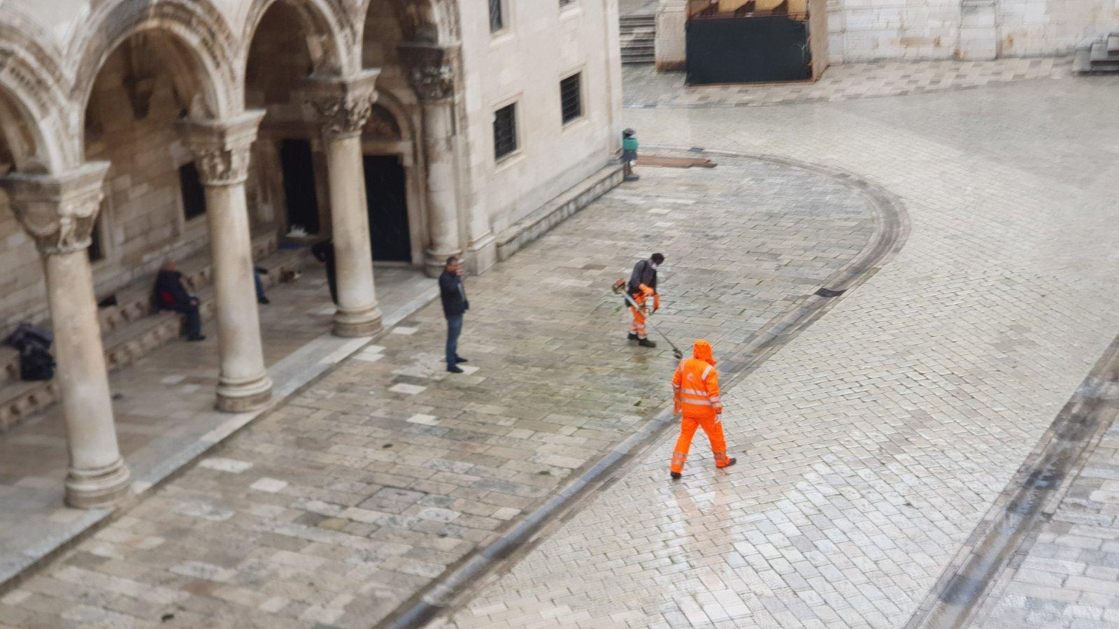 Nevjerovatno: Komunalci kose travu na Stradunu u Dubrovniku