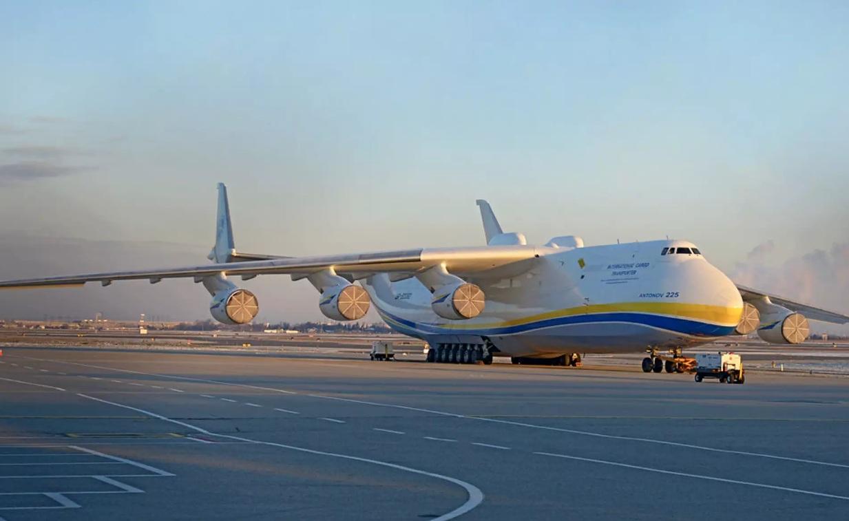 Avion na aerodromu - Avaz