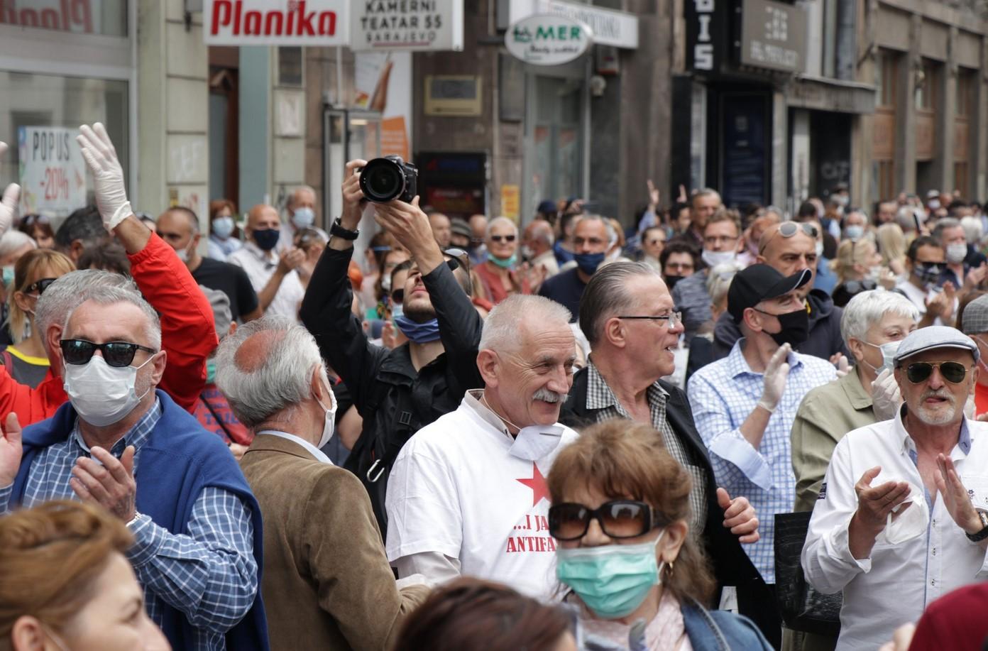 Hiljade antifašista ispred Vječne vatre - Avaz