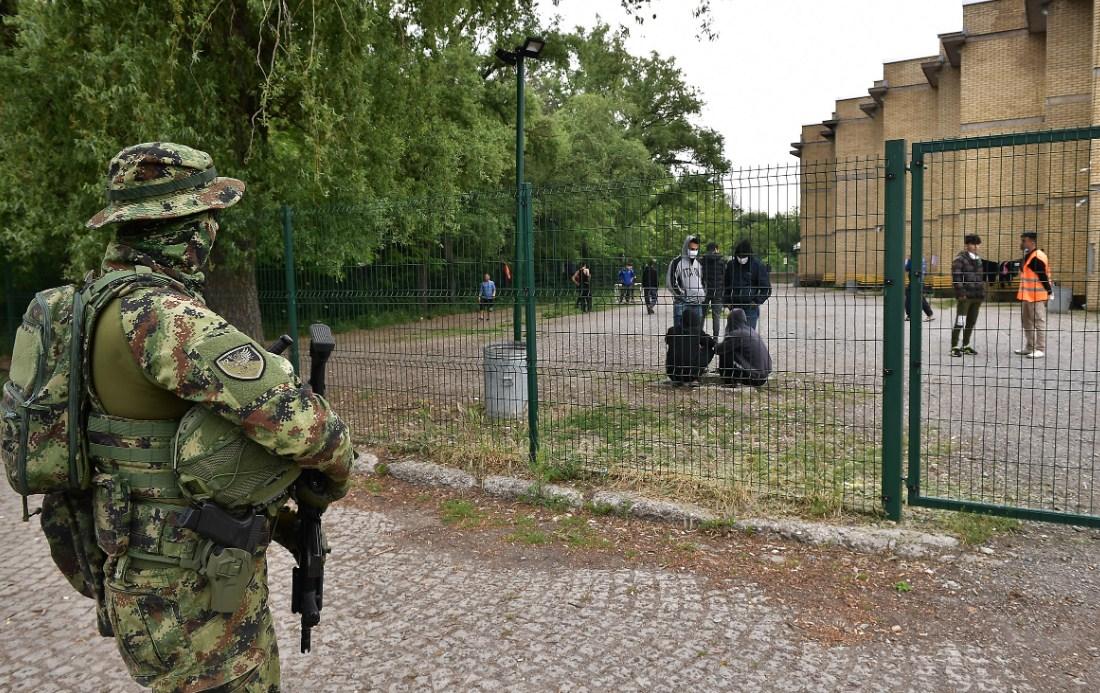 Vojska čuva migrante u Šidu - Avaz