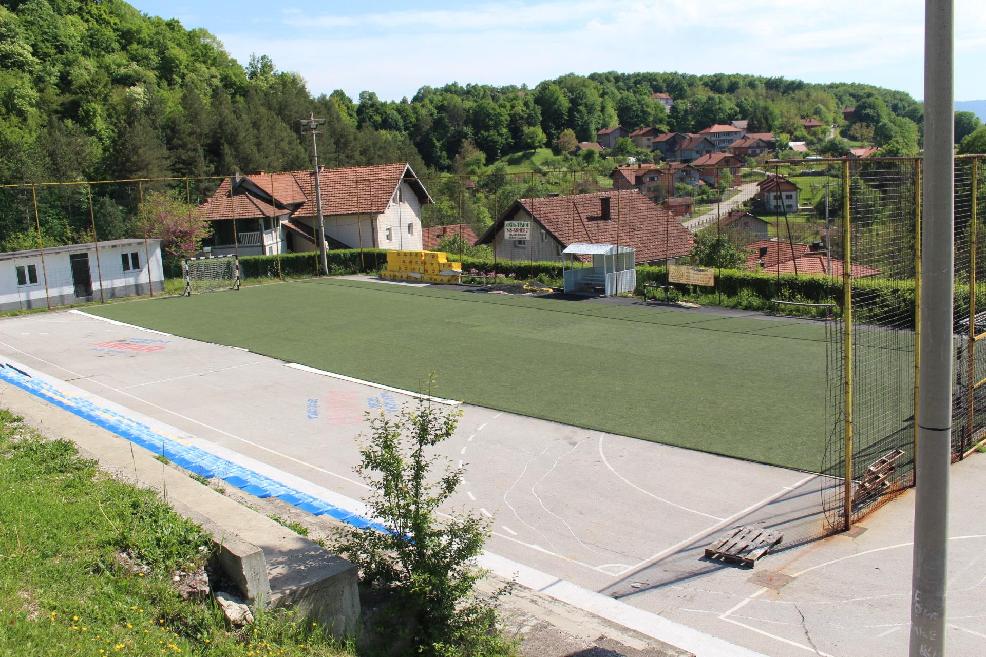 Slovenci donirali umjetnu travu