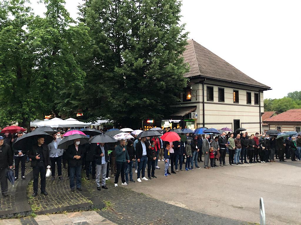 Bajram dođe, mirišu avlije: Brojni vjernici u Zenici klanjali bajram-namaz