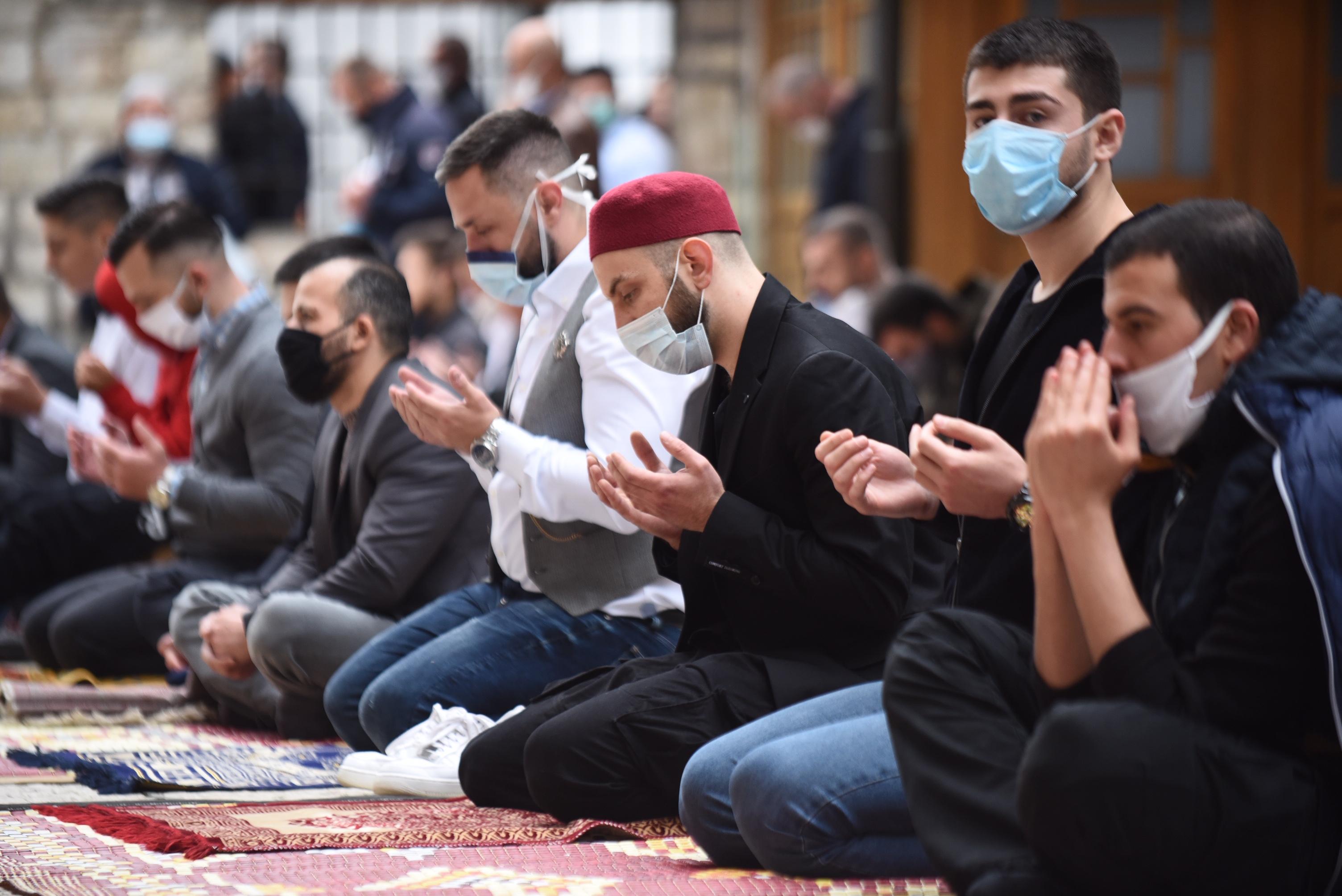 Veliki broj vjernika klanjao bajram-namaz u Begovoj džamiji - Avaz