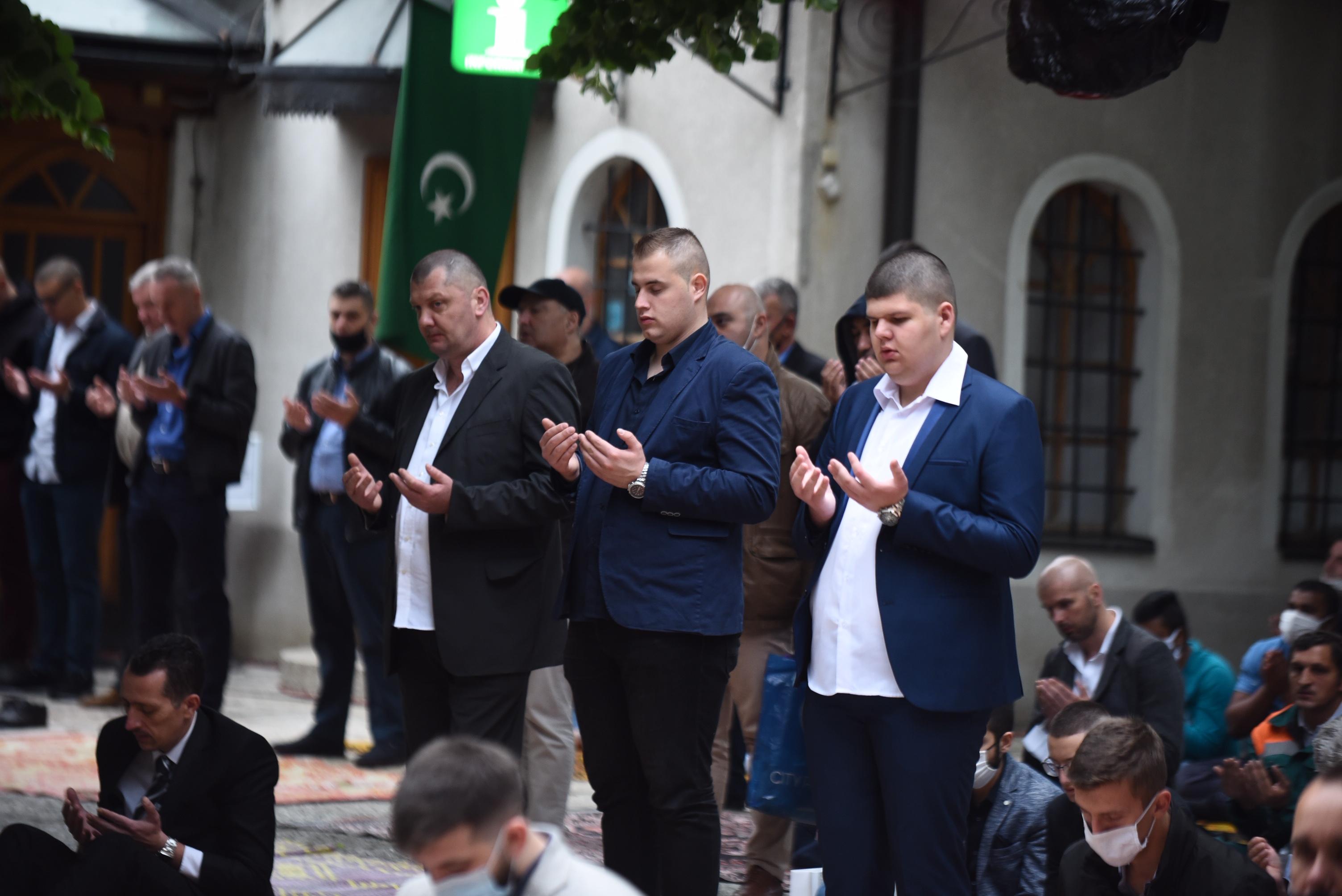 Veliki broj vjernika klanjao bajram-namaz u Begovoj džamiji - Avaz