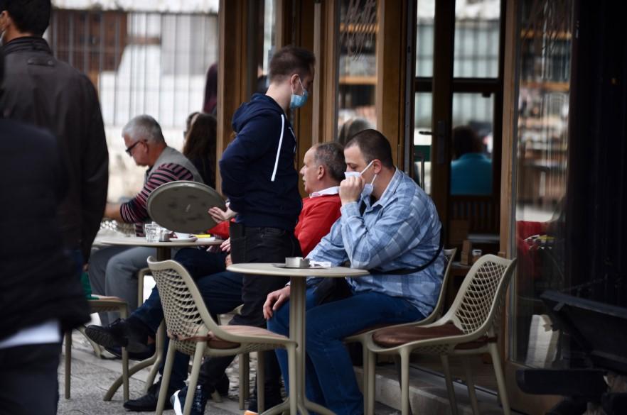 Naš novinar u bašti jednog kafića: Konobar propisno nosio masku - Avaz