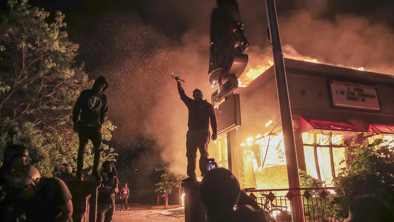 Proširili se masovni protesti u SAD: Policajac optužen za ubistvo Džordža Flojda