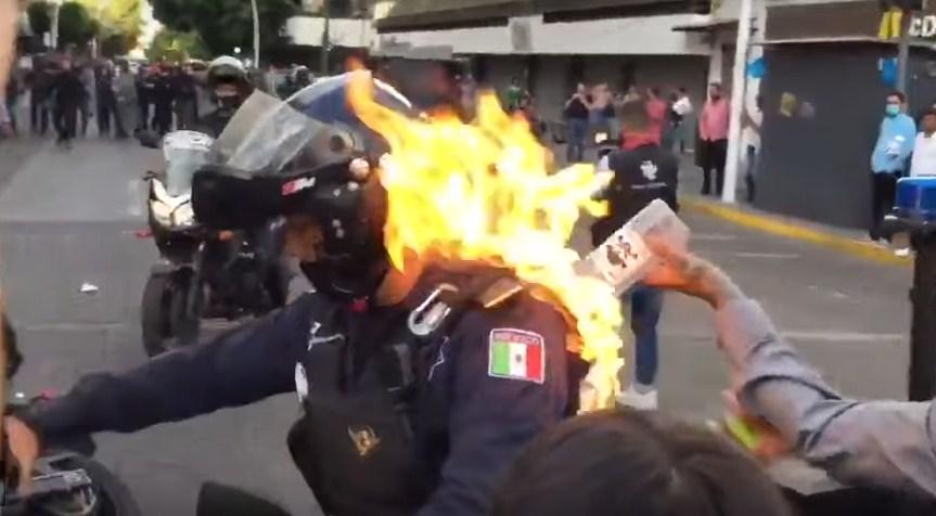 Uznemirujuće: Demonstrant zapalio policajca u Meksiku