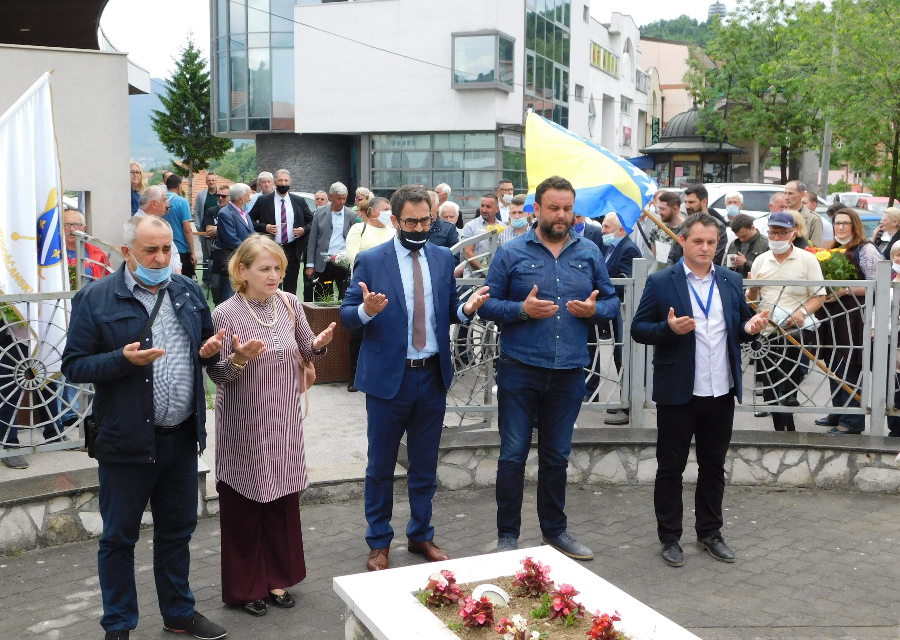 Detalj sa polaganja cvijća na Centralnm spomen bilježju „Šehidski nišan“ na Kobiljoj Glavi - Avaz