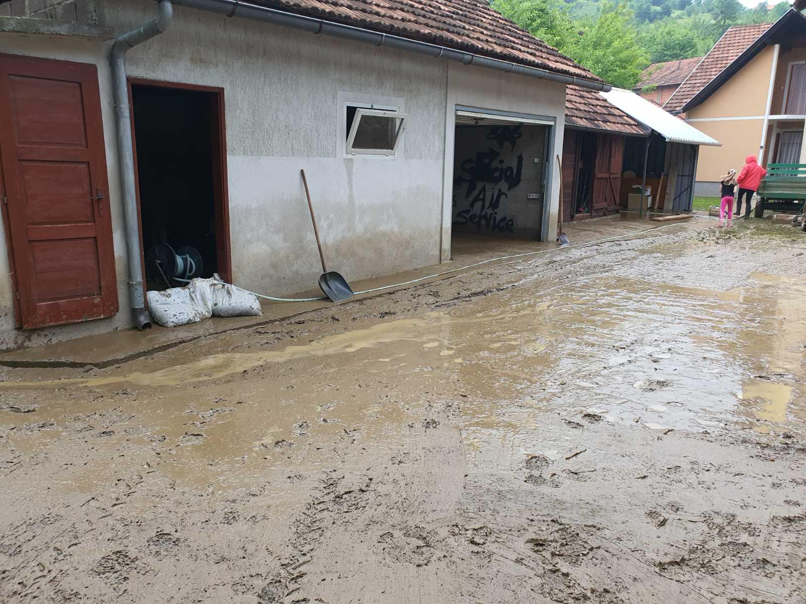 Voda je prodirala u štale, garaže - Avaz