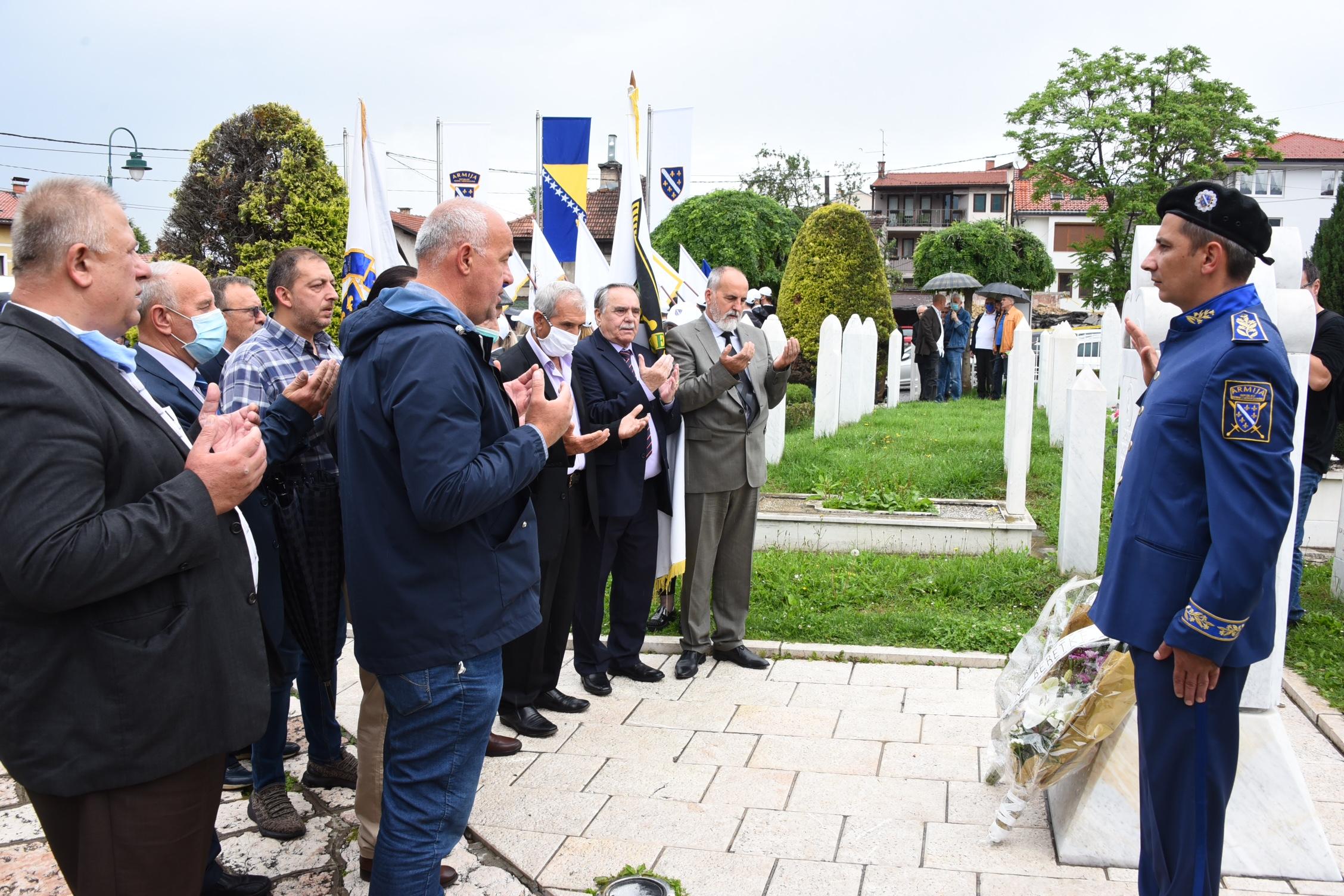 Polaganjem cvijeća na mezarju Kovači obilježen Dan osnivanja Patriotske lige BiH