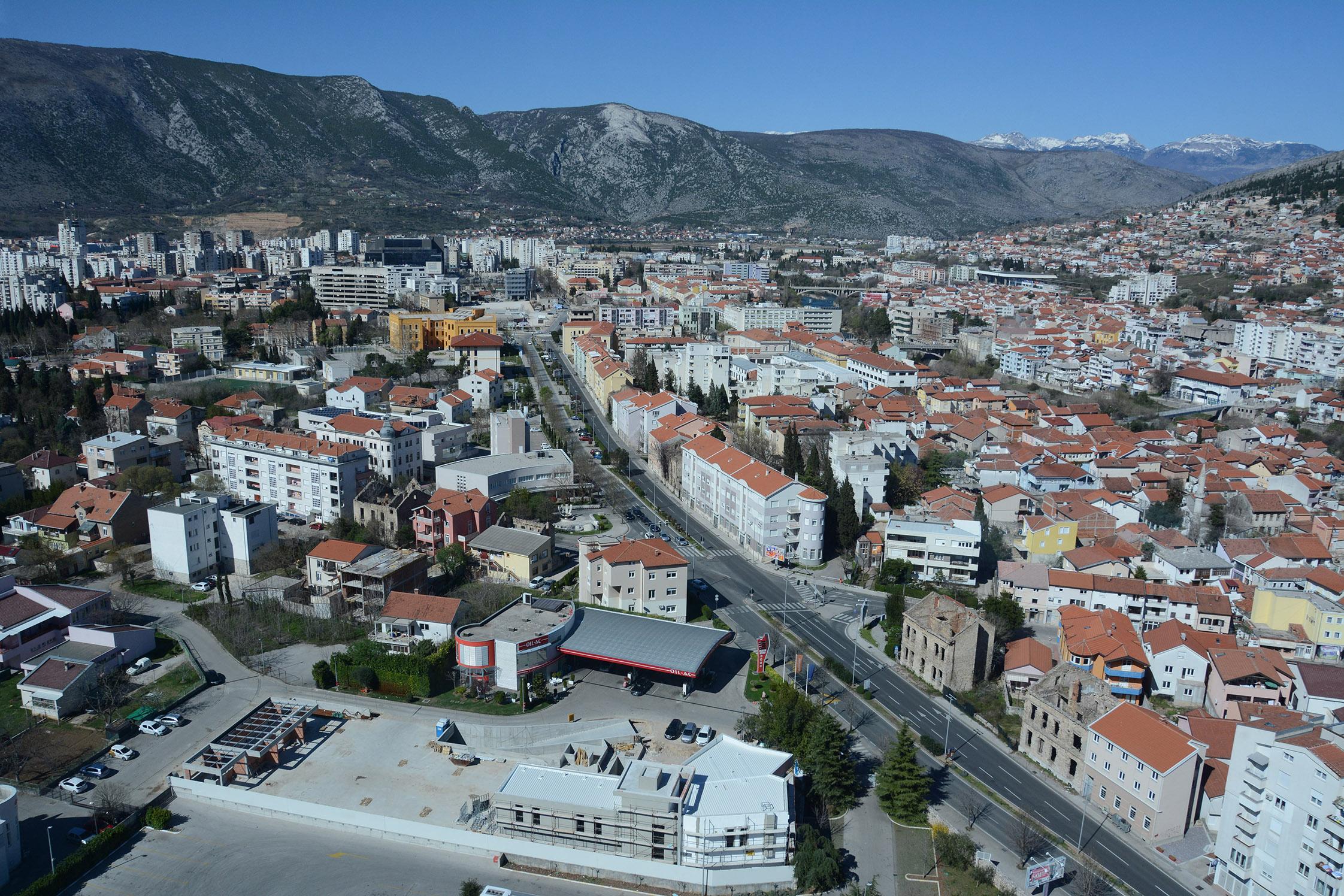 Muškarac radi u ugostiteljskom objektu u Mostaru - Avaz