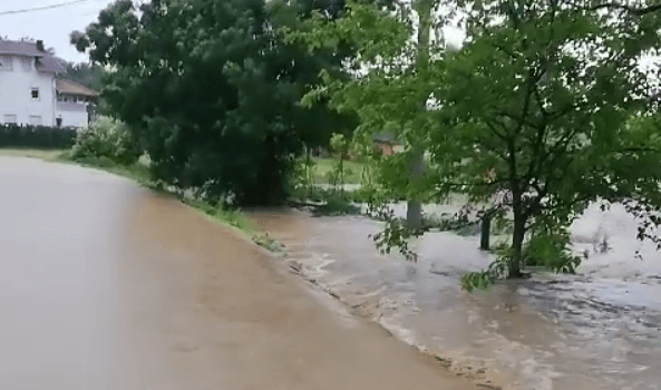 Nevrijeme ponovo zahvatilo Gradačac: Poplavile ulice i dvorišta