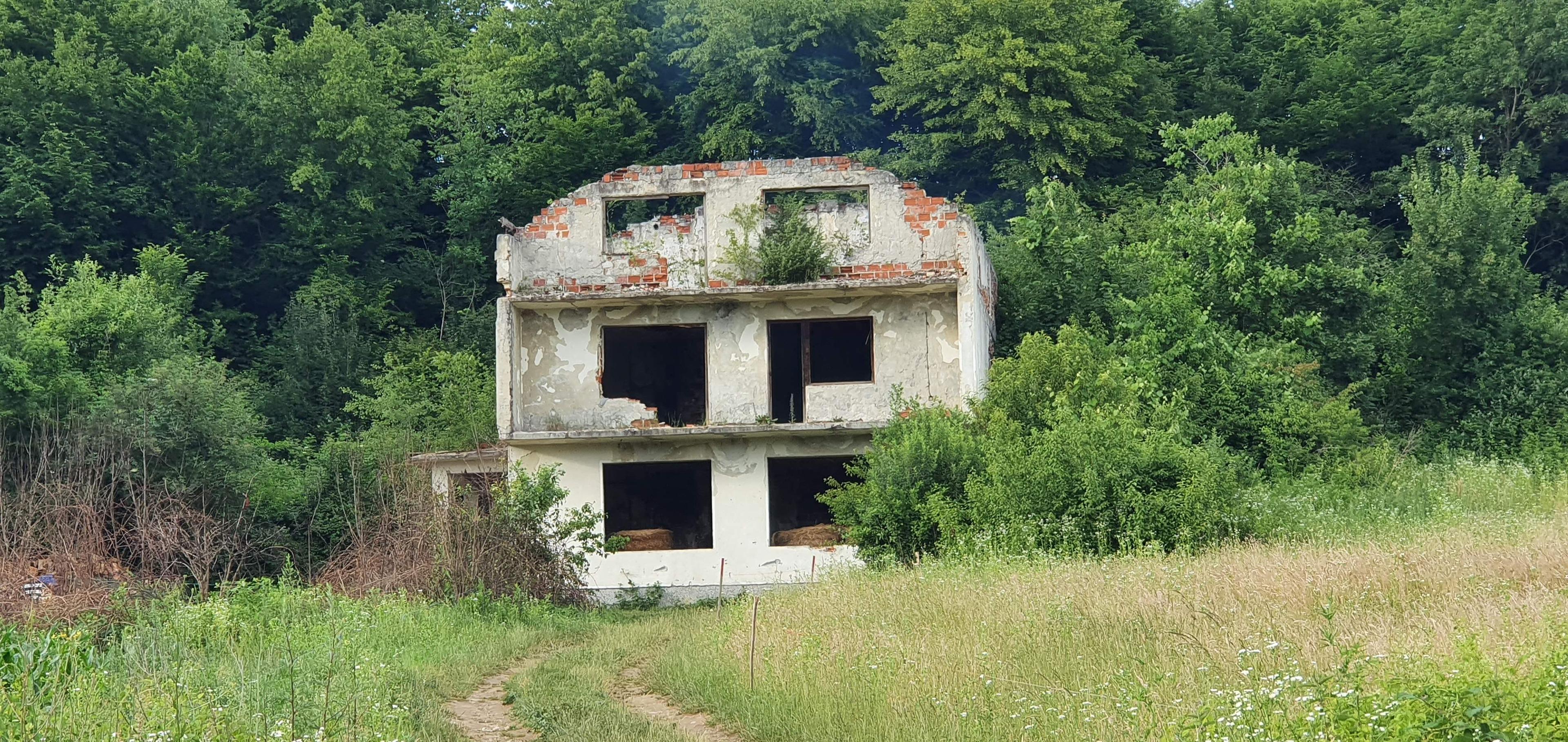 Napuštena kuća u mjestu Glinica u kojoj borave migranti - Avaz