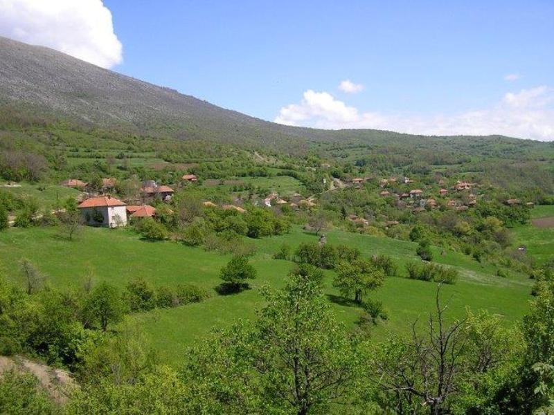 Dvogodišnje dijete se igralo i upalo u septičku jamu, u kritičnom stanju prebačeno u bolnicu