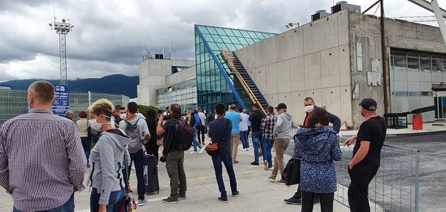 Nakon tri mjeseca sletio prvi avion s bh. građanima iz Istanbula: Suze radosnice na dočeku