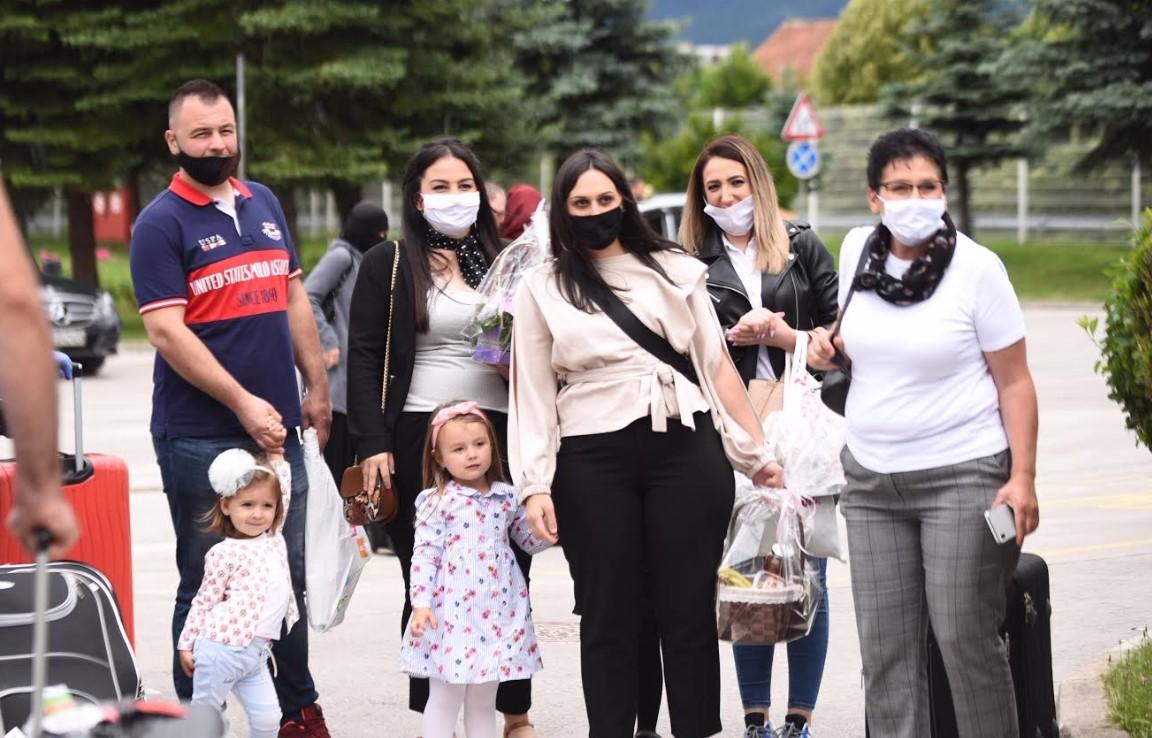 Rodbina i prijatelji na dočeku - Avaz