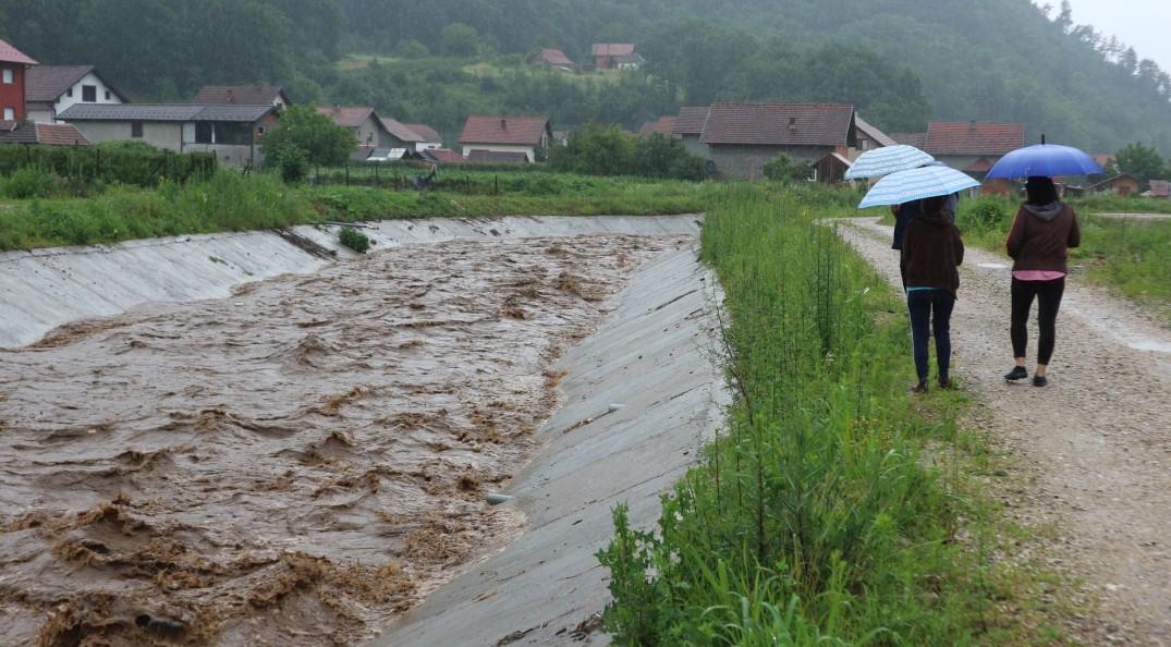 Nabujala rijeka prijeti kućama - Avaz