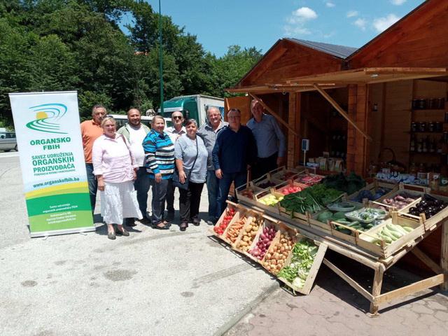 Izlagači ispred kućica sa Bešlićem - Avaz