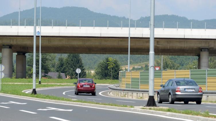 Povrijeđenom muškarcu se bore za život